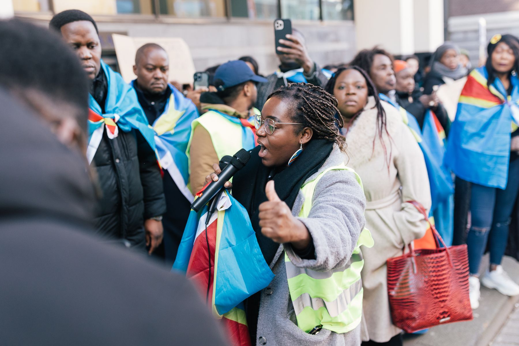 Carla met megafoon tussen demonstranten