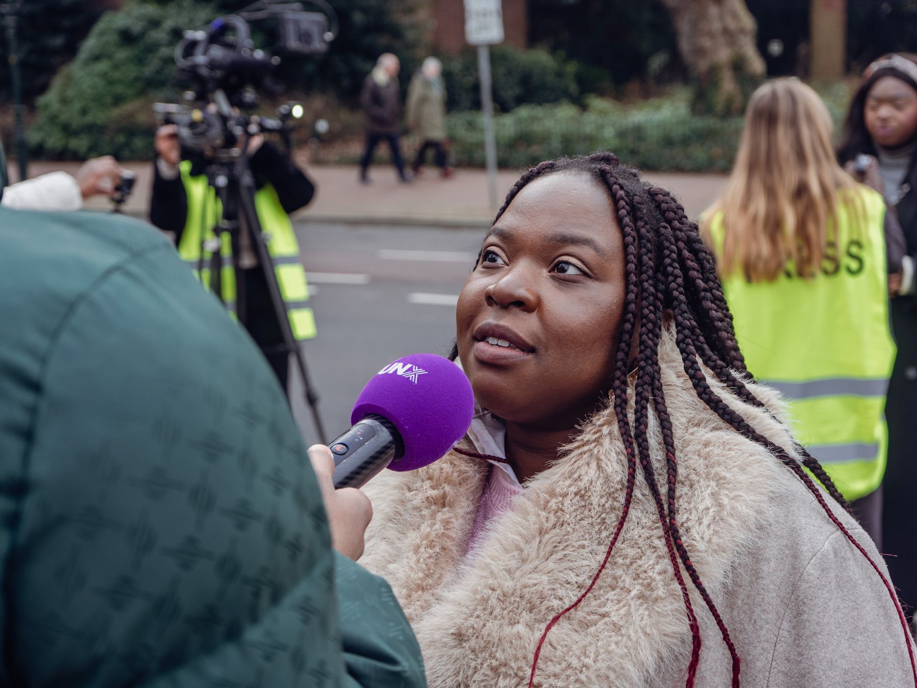 Carla staat de pers te woord tijdens de demonstratie