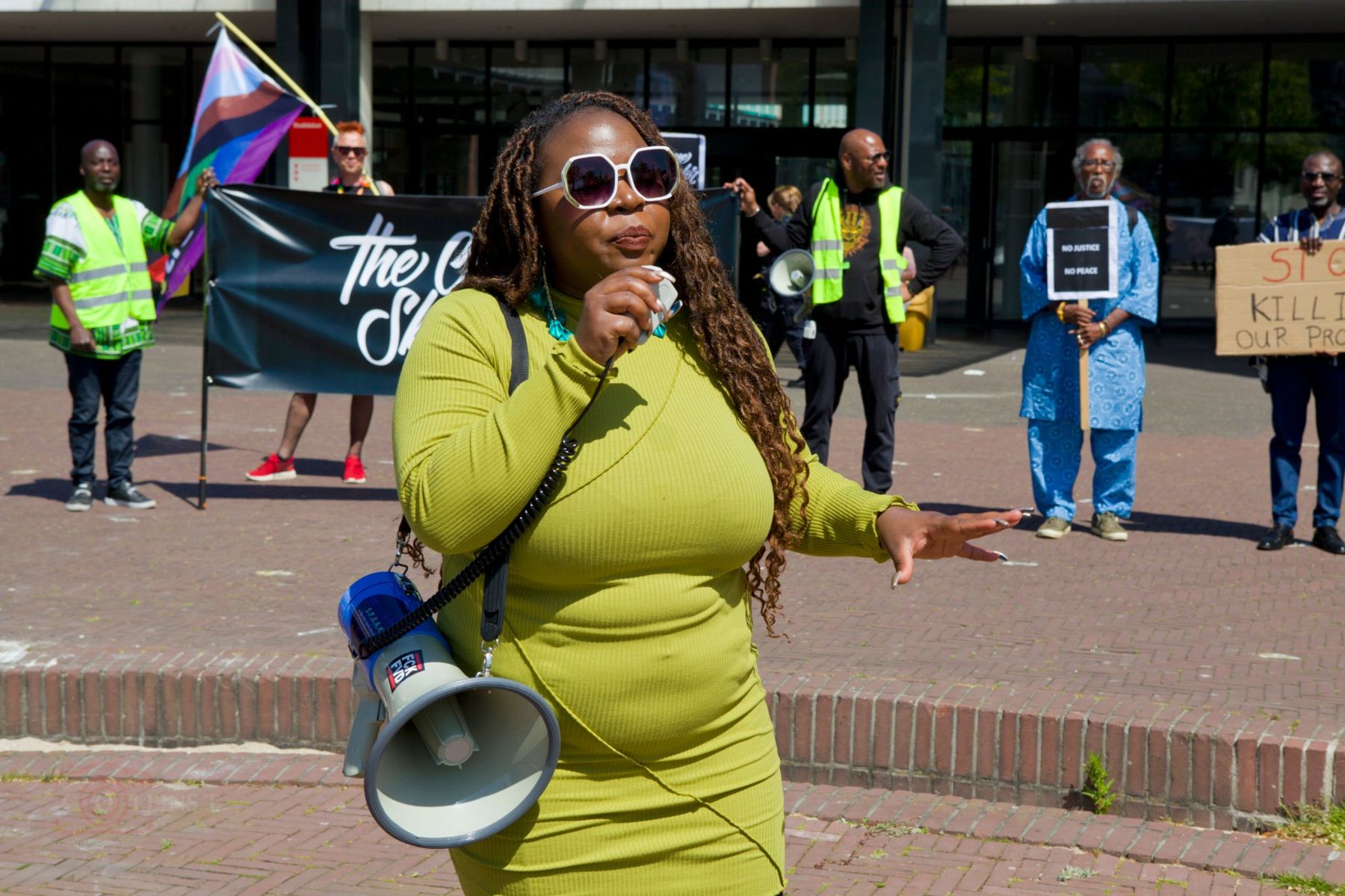 Carla spreekt met een megafoon tijdens een actie